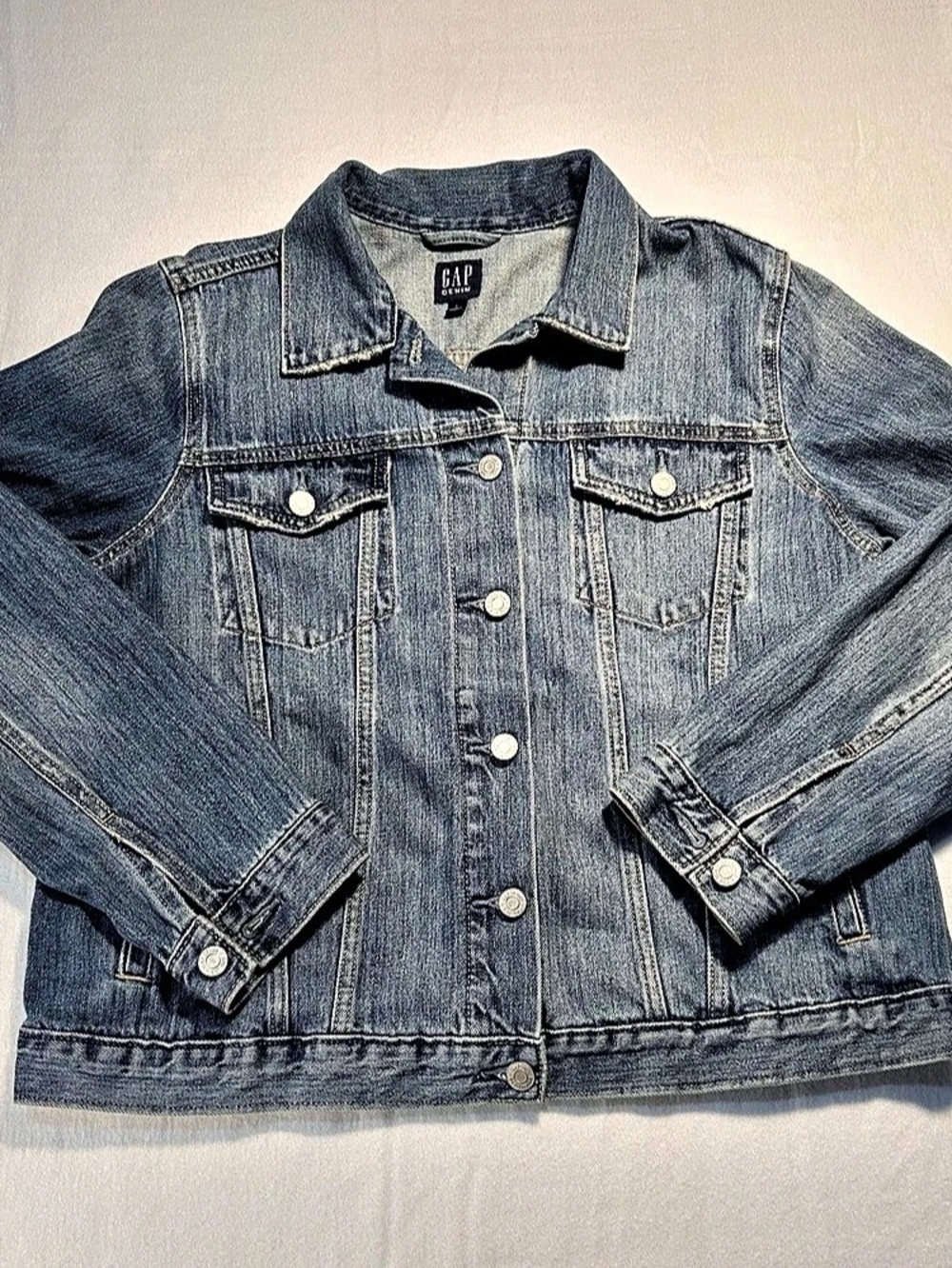 GAP Classic Denim Trucker Jacket Medium Wash Blue Jean Jacket Preppy Western